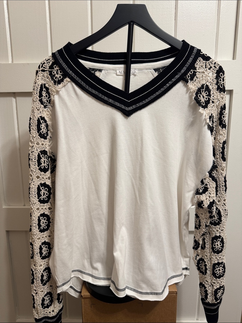 AEMI+CO Crochet-Trim V-Neck Top White/Black